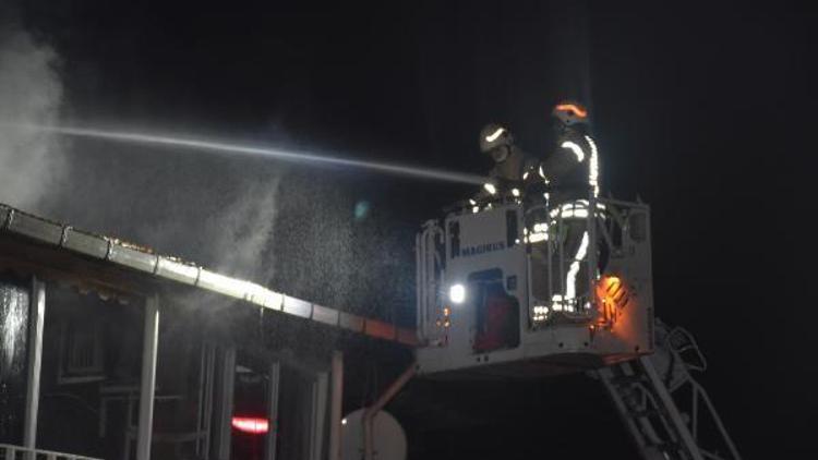 Kağıthanede 6 katlı binanın çatısı alev alev yandı