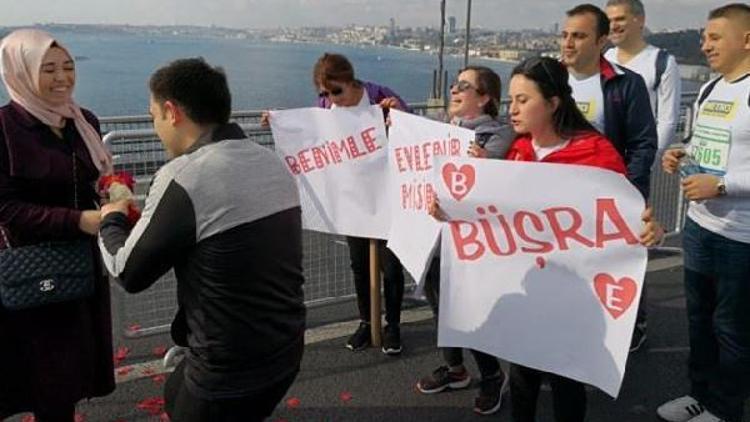 Maraton sırasında köprüde sürpriz evlilik teklifi