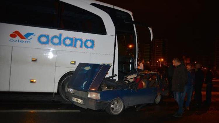 Yolcu otobüsü ile çarpışan otomobilin sürücüsü yaralandı