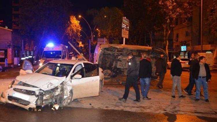 Adanada kaza: Araçta sıkışan 2 kişiyi itfaiye kurtardı