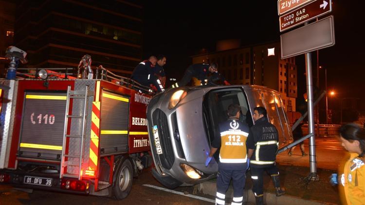 Adana’da kaza: Araçta sıkışan 2 kişiyi itfaiye kurtardı