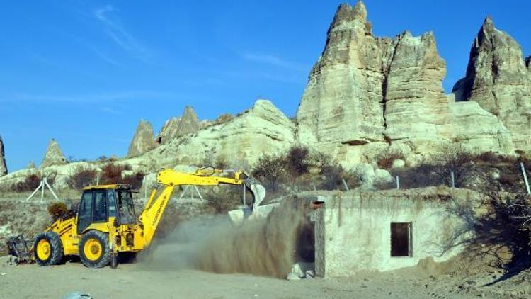 Kapadokyada üzeri toprakla örtülen kaçak yapı yıkıldı