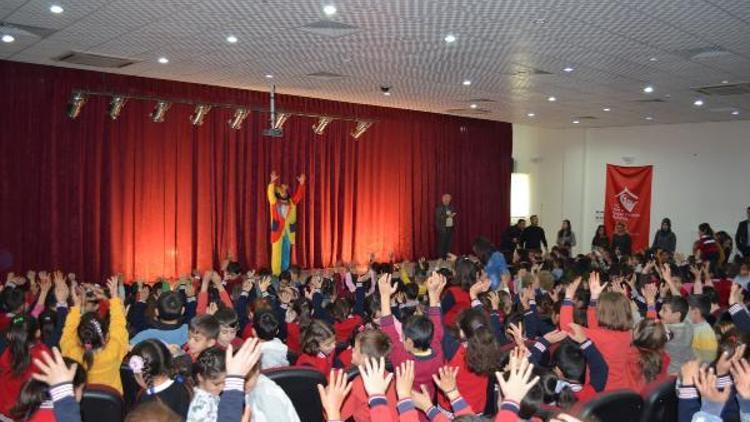 Adilcevaz’da öğrenciler tiyatro gösterisiyle stres attı