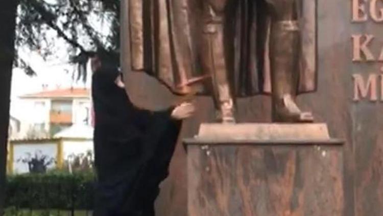 Atatürk Anıtına baltayla saldıran kadın aranıyor