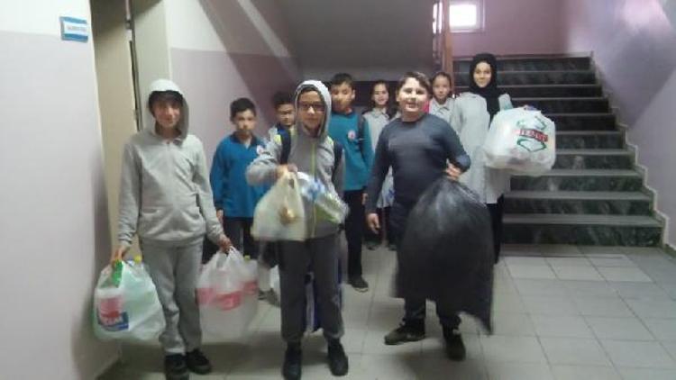 Öğrenciler geri dönüşüm merkezine 2 kamyonet dolusu plastik şişe teslim etti