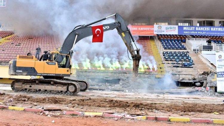 Malatya İnönü Stadı’nın kapalı tribünü de yıkıldı