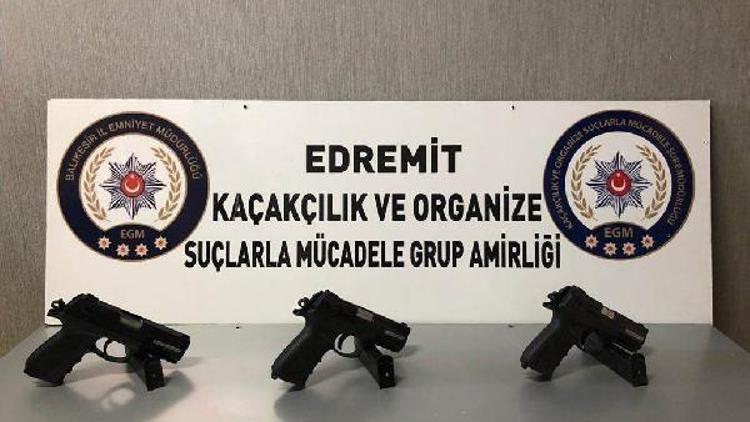 Edremit’te, kargodan 3 ruhsatsız tabanca çıktı