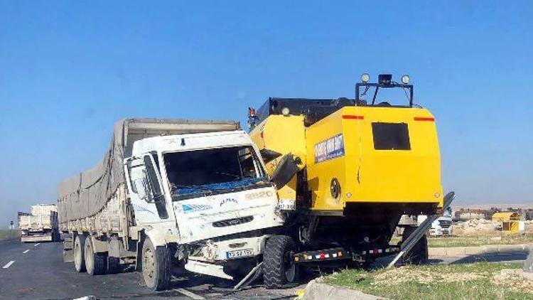 Nusaybin’de kamyon ile biçerdöver çarpıştı