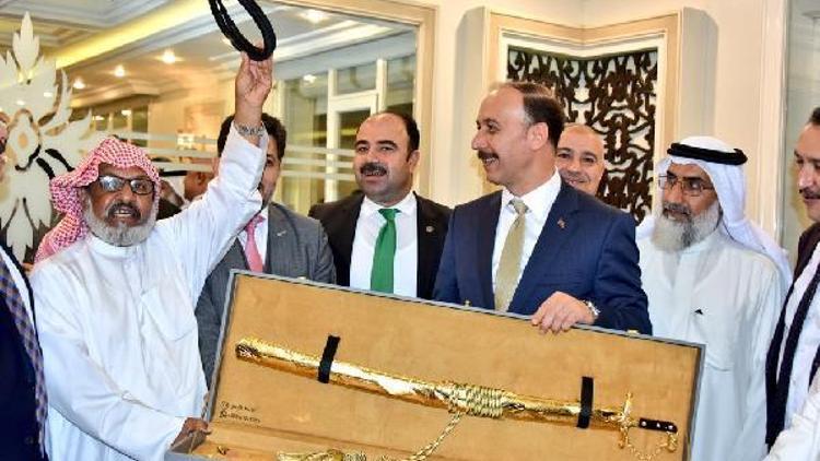 Şanlıurfa Valisi Erin’e, Kuveyt’te Kılıç hediye edildi
