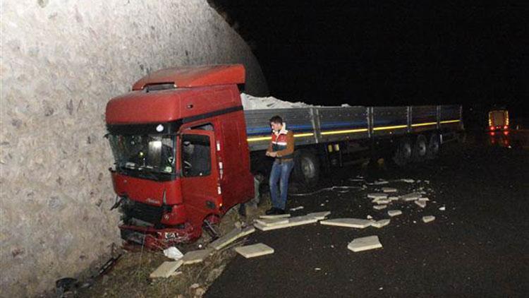 Korkunç kaza Duvara girdi