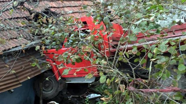 Freni boşalan kamyonet eve girdi, üzerine duvar yıkılan kadın yaralı