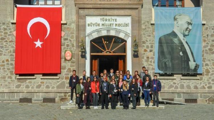 DAÜlü gençlerden Atatürke ziyaret