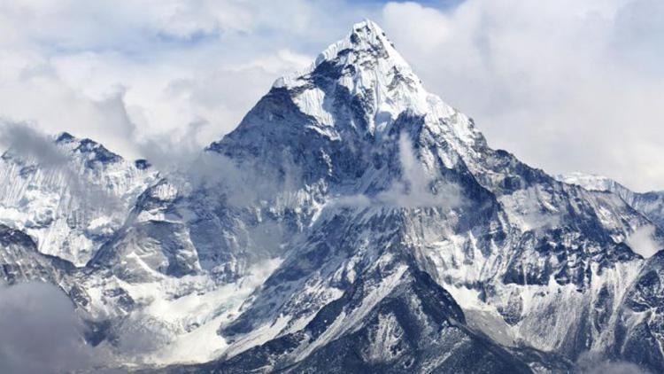 Everestte bir turist öldü