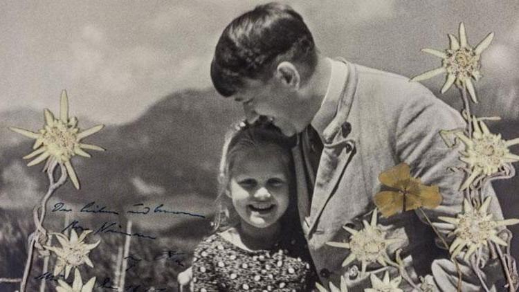 Adolf Hitlerin Yahudi bir kız çocuğuyla çekilmiş fotoğrafı açık arttırmada