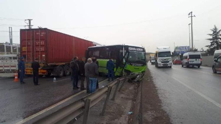 TIR, özel halk otobüsüne çarptı: 9 yaralı