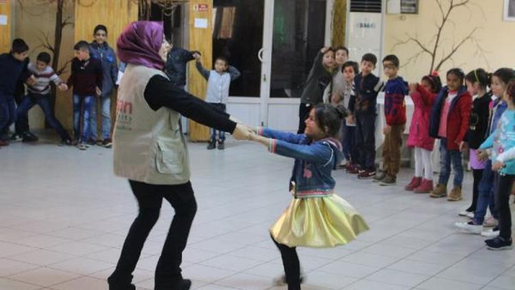 Suriyeli yetimleri mutlu ettiler