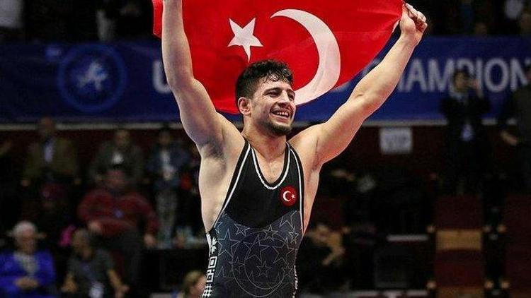 Bakan Kasapoğlundan şampiyon güreşçiye tebrik