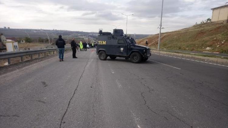 Diyarbakırda şüpheli otomobil, fünyeyle patlatıldı