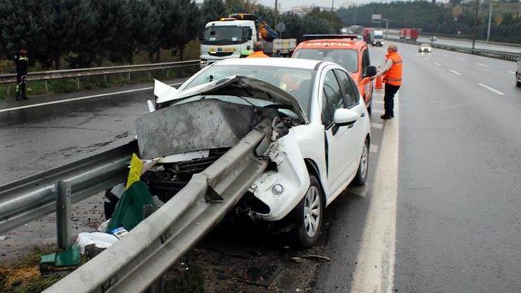 Otomobil bariyere çarptı: Sürücü ve kızı yaralı