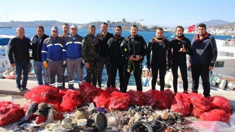 Kumbahçede denizden yüzlerce kilo atık çıkarıldı