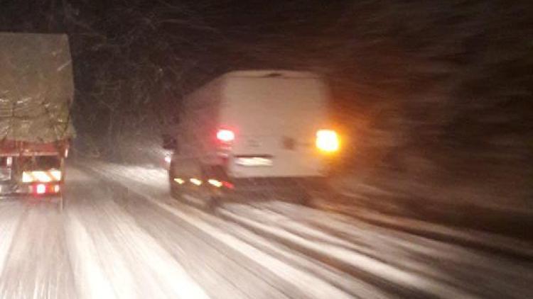 Konyada aniden bastıran kar, sürücüleri hazırlıksız yakaladı