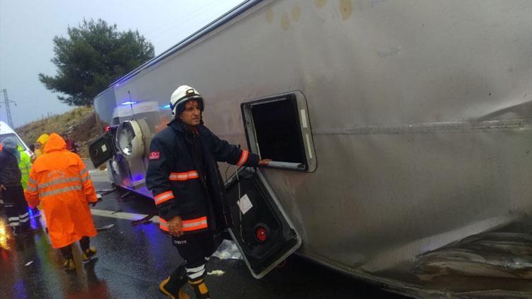 Mersinde yolcu otobüsü devrildi: 25 yaralı