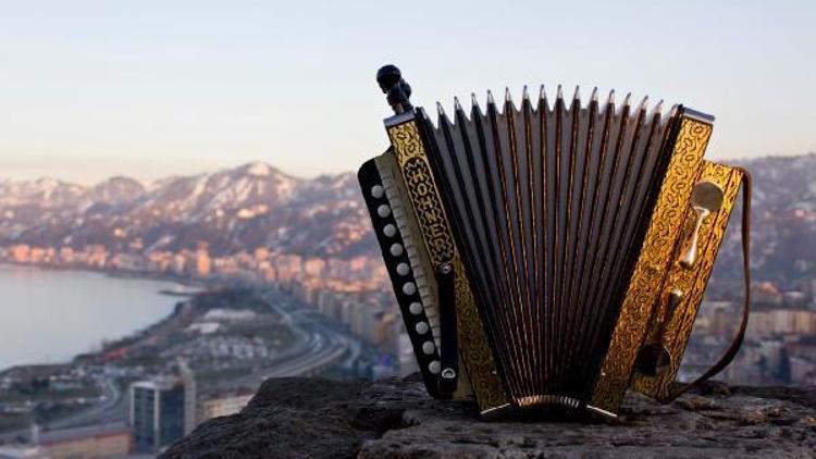 Karadenizin en popüler enstrümanı armonika, unutulmaya yüz tuttu