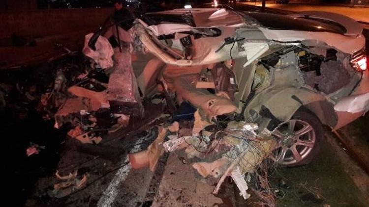 Otomobil direğe çarptı: Mühendis öldü, arkadaşı polis yaralı