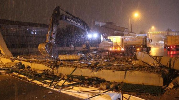 Konyada merdivenleri çöken üst geçit yıkıldı