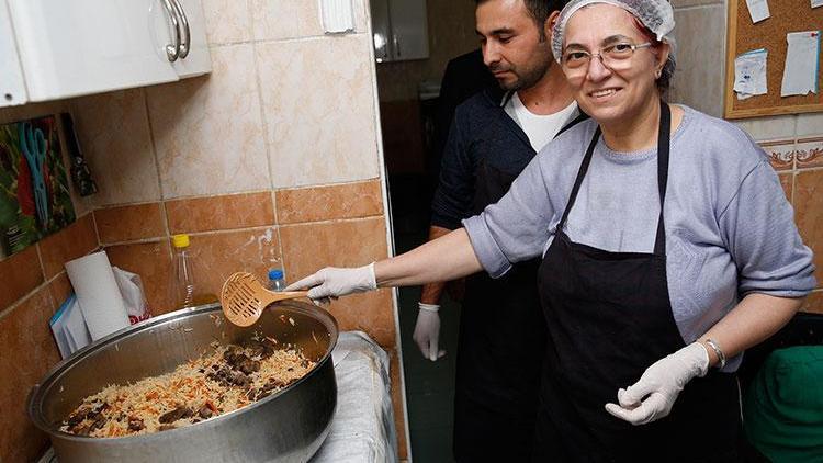 Eski büyükelçi lokanta işletiyor, dişçi eşi yemekleri pişiriyor