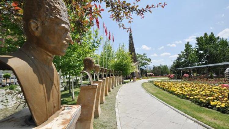 Şehitler Parkındaki 9 Türk büyüğünün büstü çalındı/ Ek fotoğraflar