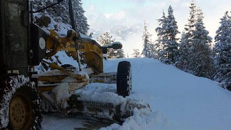 Fekede kar nedeniyle kapanan yollar açıldı