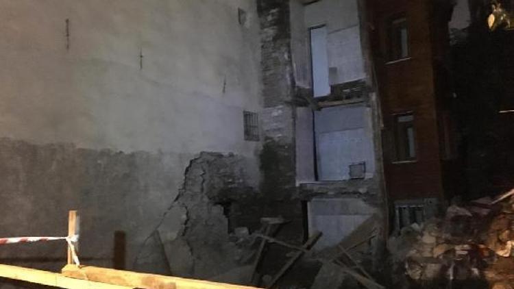 Samatyada iki bina çökme riski nedeniyle boşaltıldı (1)