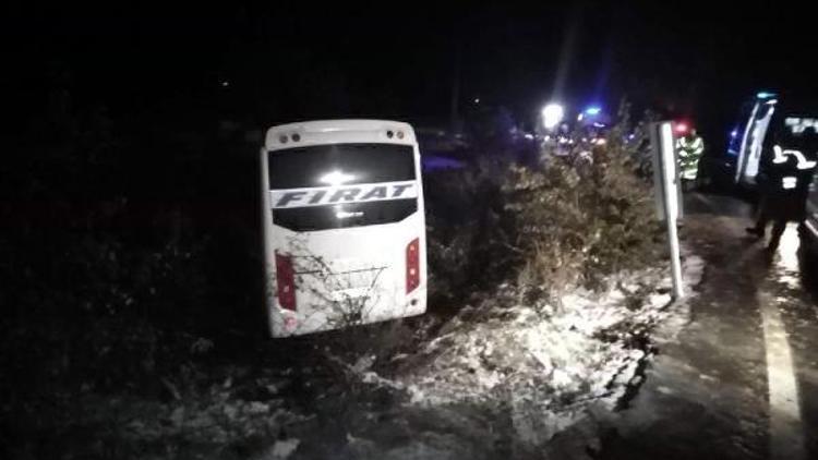 Elazığda yolcu midibüsü kaza yaptı: 17 yaralı