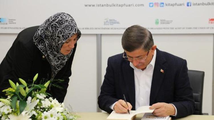 Ahmet Davutoğlu TÜYAPta okuyucuları ile buluştu