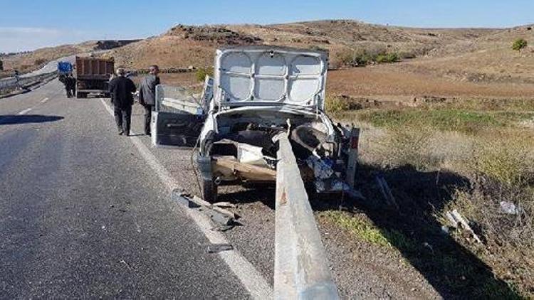 Bariyerin ok gibi saplandığı otomobilin sürücüsü yaralandı