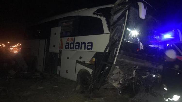 Yolcu otobüsü refüje çarptı: 21 yaralı
