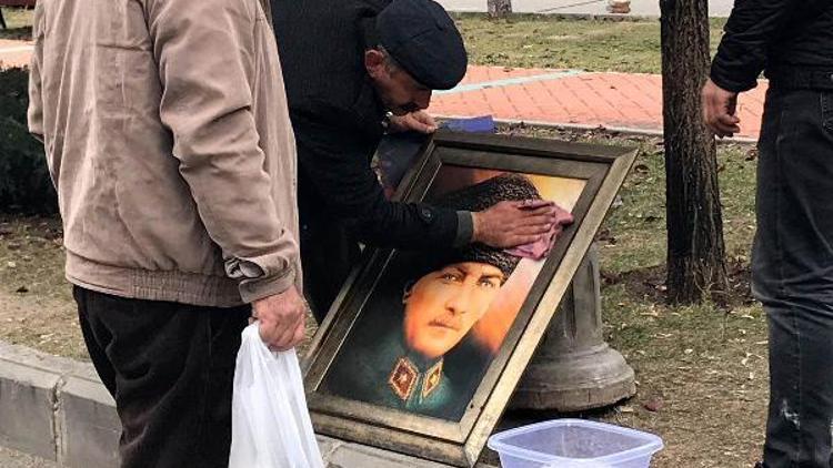 Yangın çıkan iş yerinden çıkarılan Atatürk resmini böyle temizledi