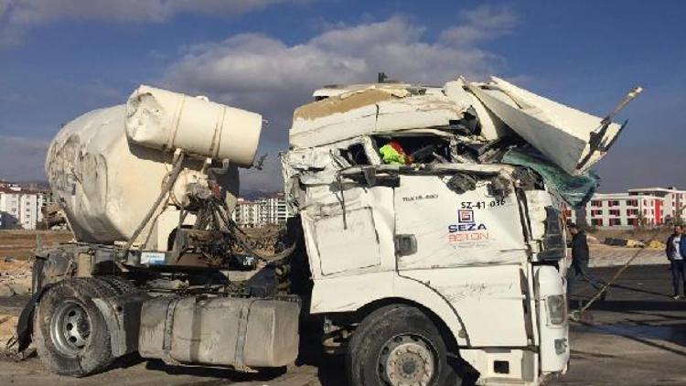 Elazığda beton mikseri devrildi, sürücü yaralandı