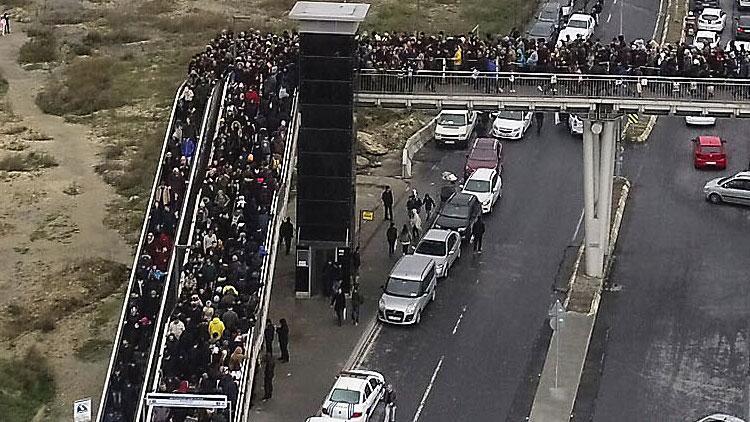 Yer: İstanbul... Yollar da, üst geçitler de kilitlendi