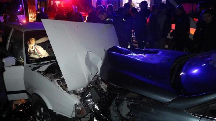 Alkollü Polonyalı sürücü, otomobil ve minibüse çarptı: 2 yaralı