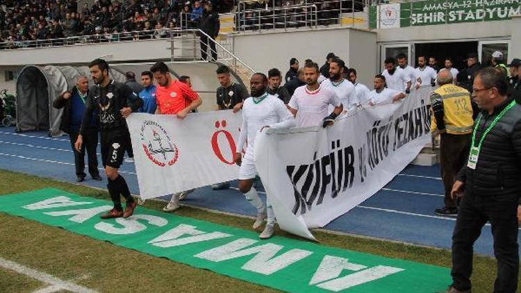 Futbolcular sahaya Küfüre ve kötü tezahürata hayır pankartı ile çıktı