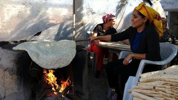 Kadınlar imece usulü kışlık ekmek pişiriyor