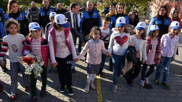 Bursalı öğrenciler şehit kızını okulunda ziyaret etti