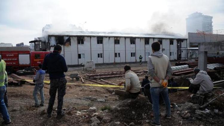 Hastane inşaatında işçilerin kaldığı prefabrikte yangın (2)
