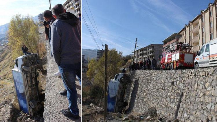 El freni çekilmeyen kamyon 10 metreden düştü