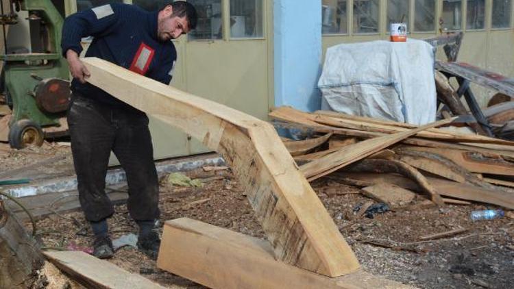 Dede mesleği ahşap tekne üretimini sürdürüyor