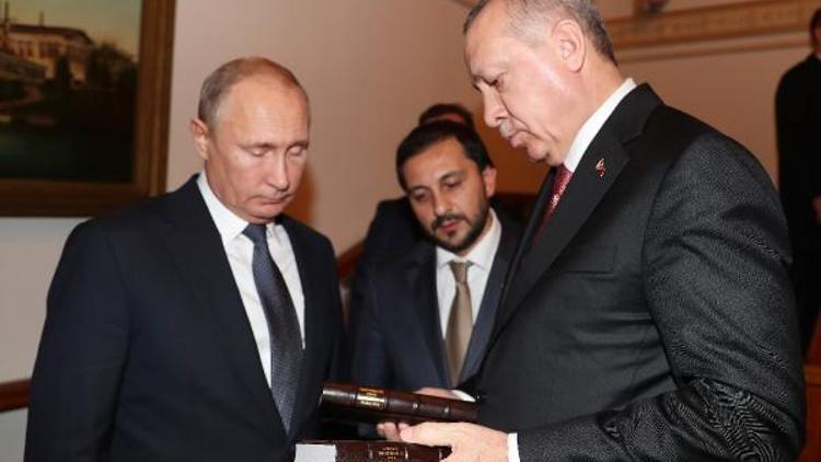 Cumhurbaşkanı Erdoğan Putine kitap hediye etti