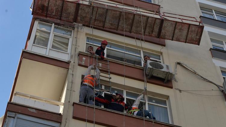 Asansörlü iskele yine arızalandı, 2 boyacı 5’inci katta mahsur kaldı