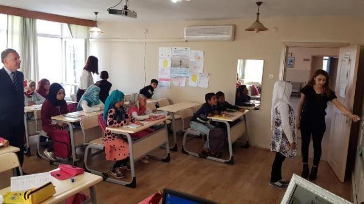 Ceyhan Halk Eğitim Merkezinde Suriyelilere Türkçe eğitim veriliyor